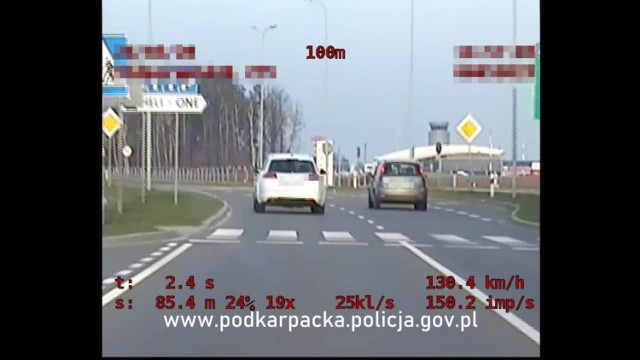 Kierujący bmw, jadąc rzeszowskim odcinkiem drogi krajowej nr 97, w miejscu, gdzie obowiązywało ograniczenie do 100 km/h, pędził z prędkością 208 km/h.