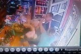 Brutalny napad w sklepie w Łodzi! Kibol wraz z kochanką skatował swoją żonę i wyrwał jej dziecko! [FILM]