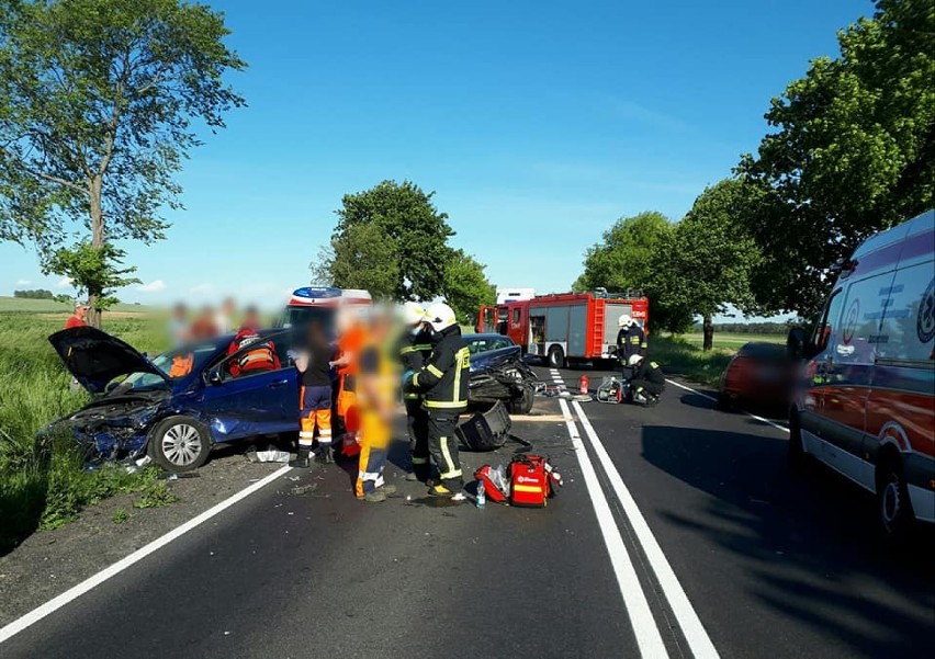 BMW, golf i ford zderzyły się w Wapnicy. Dwóch mężczyzn zostało rannych ZDJĘCIA