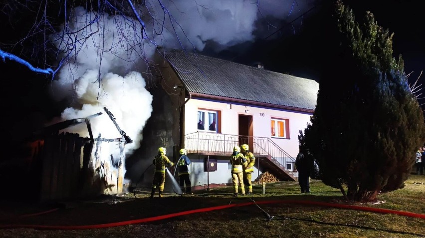 Pożar drewnianego garażu w Starej Wsi. Ogień zagrażał pobliskiemu domowi. Strażacy zapobiegli ogromnym stratom