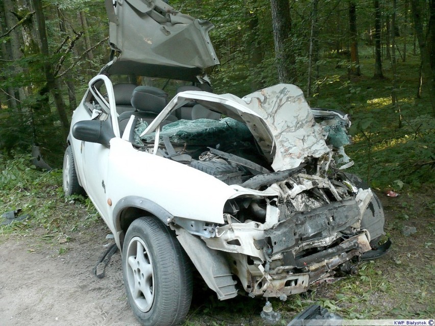 Śmierć kierowcy opla po zderzeniu z ciężarowym volvo [zdjęcia]