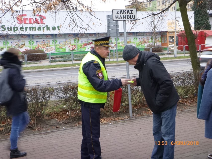 Odblaski dla seniorów od Straży Miejskiej w Sieradzu (zdjęcia)