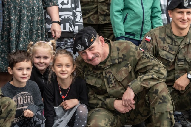 Zabawki, gry planszowe, rowery i inne rzeczy dla dzieci z Domu Dziecka w Szprotawie przekazali żołnierze z Czarnej Dywizji