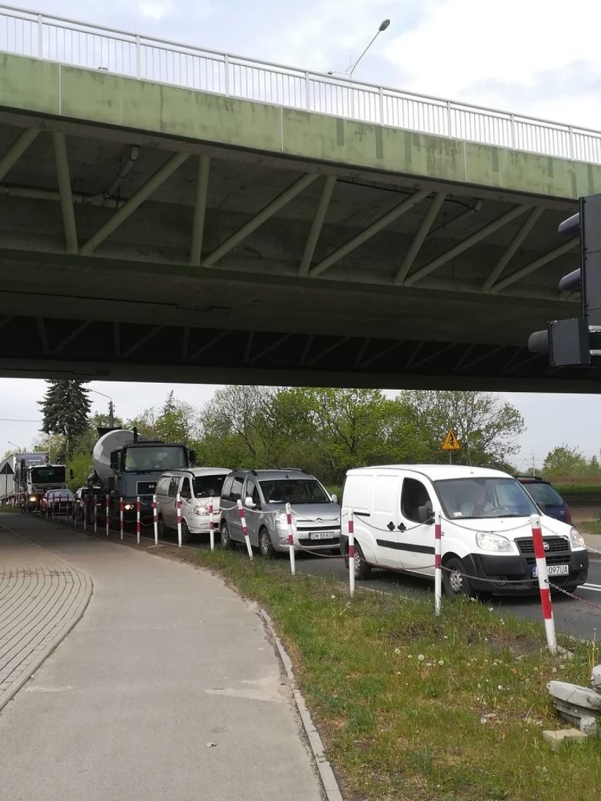 Mieszkańcy osiedla Żerniki chcieli nowego ronda. Dostali sygnalizację, a wraz z nią... korki