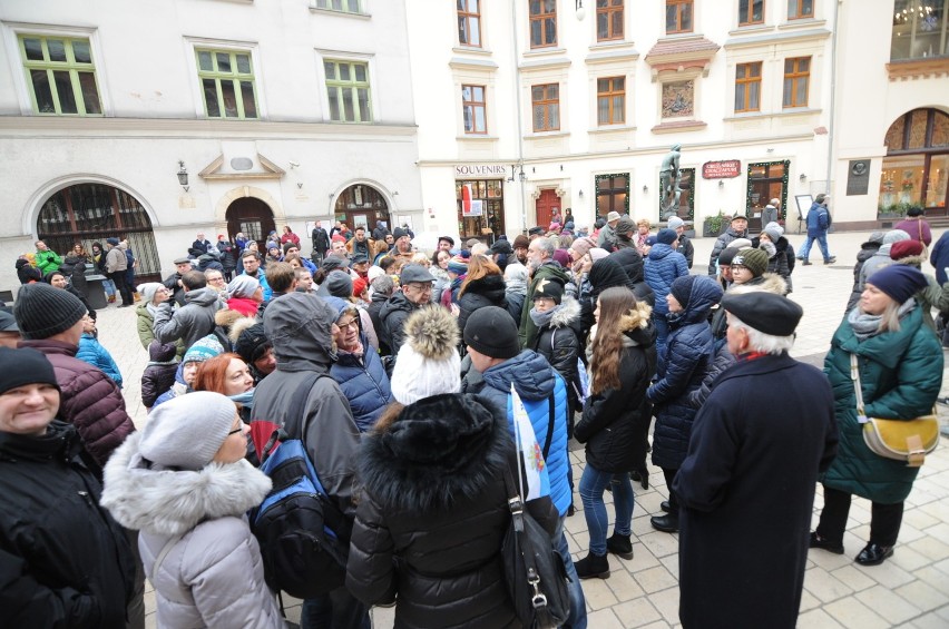 Do bazyliki weszli tylko wcześniej zapisani. Muzeum Krakowa...