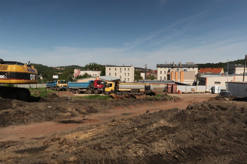 Najnowocześniejszy budynek komunalny w Wałbrzychu: Trwają prace ziemne, wkrótce stanie żuraw! Co się dzieje na budowie? Zdjęcia