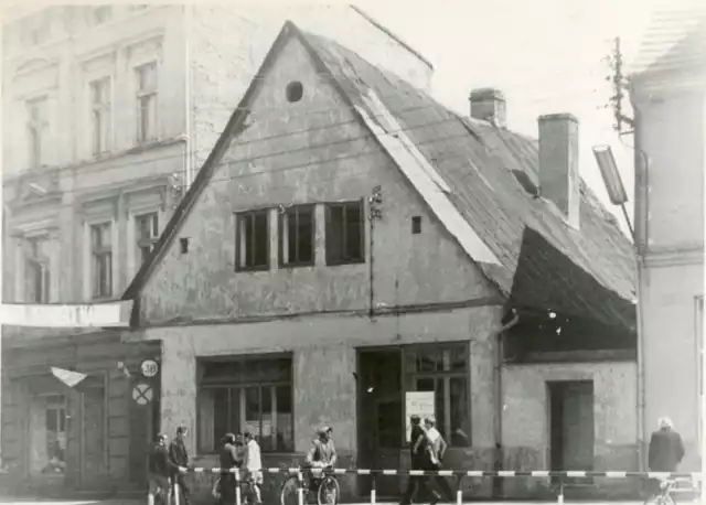 Dom mieszkalny przy ul. Rynek 20 był zbudowany z cegły i gliny. Powstał w XVIII w. i został przebudowany w I poł. XIX w. Budynek został rozebrany po 1992 r.