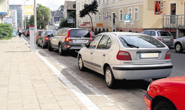 Przed wprowadzeniem strefy parkowało się tu po skosie. Teraz wzdłuż jezdni...