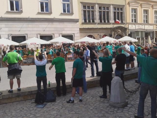 Kibice Śląska na krakowskim Rynku (ZDJĘCIA)