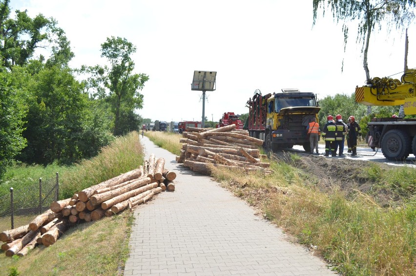 W Żninie przewrócił się tir z drewnem. DK 5 była zablokowana [zdjęcia] 