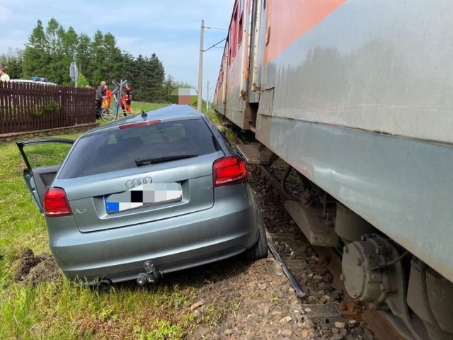 W Bulowicach samochód osobowy wjechał pod nadjeżdżający pociąg