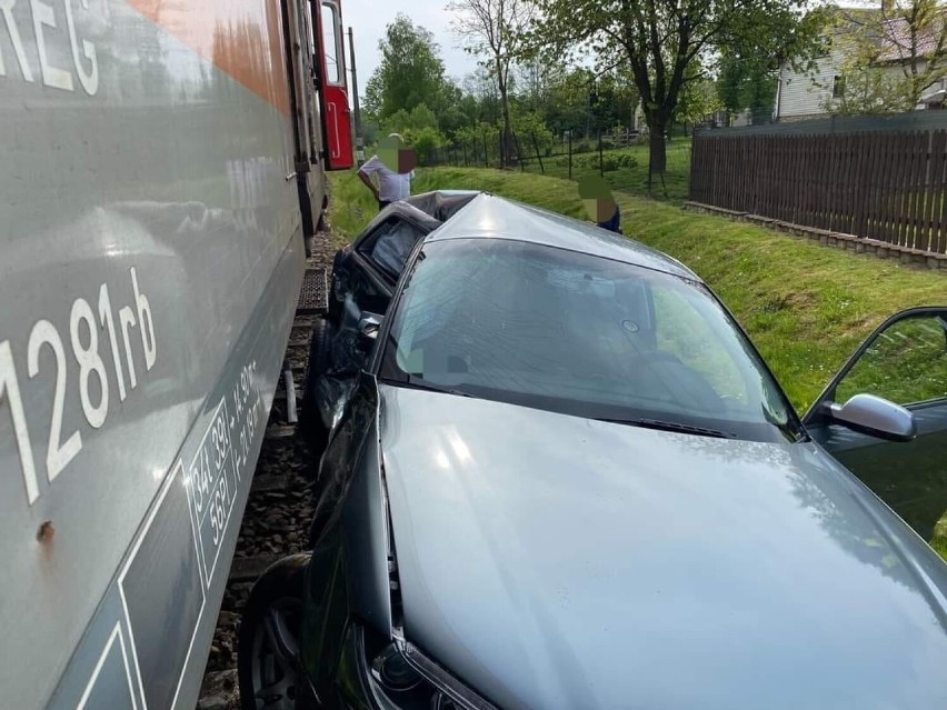 Bulowice. Samochód osobowy wjechał pod pociąg osobowy, który ciągnął pojazd przez kilkadziesiąt metrów