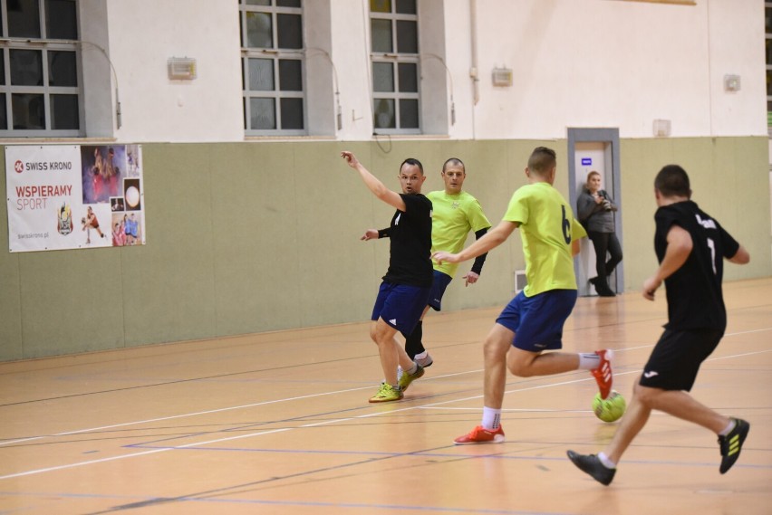 No i wystartowali! Ruszyła Żarska Liga Futsalu. Zamiast na zielonej trawie grają na żółtym parkiecie