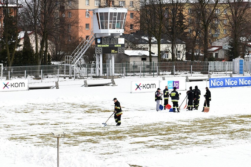 Częstochowa: Stadion Rakowa jest intensywnie odśnieżany, aby na murawę mogli wybiec piłkarze [ZDJĘCIA]
