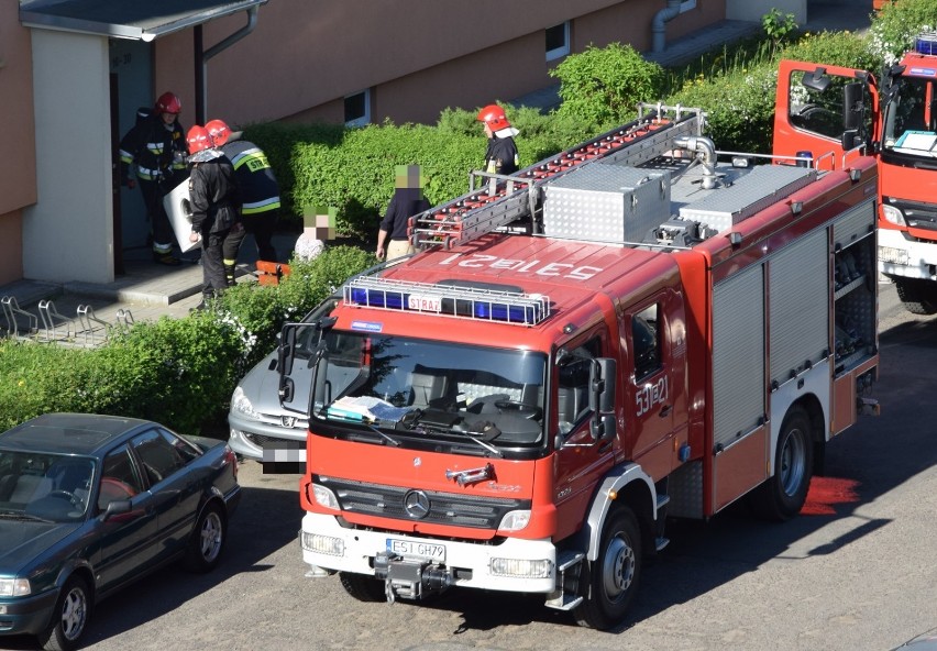 Akcja strażaków w bloku na osiedlu Jaworowe w Sieradzu. W mieszkaniu na parterze zapaliła się pralka