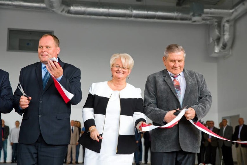 Bogdan Kościuczyk (pierwszy z prawej) na otwarciu hali...