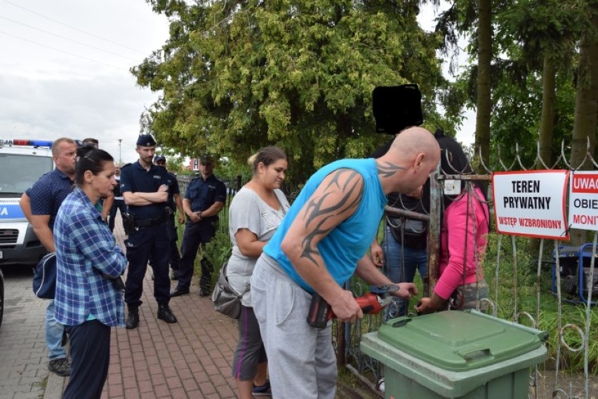 Pruszcz Gd.: Nie mogły wejść do domu, w którym są zameldowane. Pełnomocnik nowego właściciela zabezpieczył bramę i zmienił zamek [ZDJĘCIA]