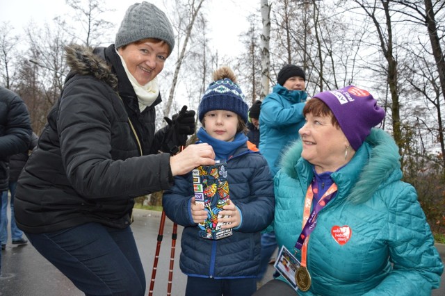 WOŚP 2019 Żary. Orkiestrowe granie w Żarach rozpoczęła ELżbieta Łobacz - Bącal, szefowa żarskiego PTTK  z grupą zapaleńców marszem po Zielonym Lesie. Odbywa się on cyklicznie w dniu Finału WOŚP. 

Sprawdź także: 27. finał WOŚP ile zebrano w czasie finału? Ile pieniędzy jest na koncie WOŚP w 2019 r.? Sprawdź stan konta WOŚP

13 stycznia 2019 r.  też ludzie nie zawiedli, mimo  siąpiącego deszczu, wiatru i chłodu na starcie stanęli rodzice z dziećmi ich dziadkowie.Nie zapomniano o swoich czworonożnych pupilach. Była też spora grupka seniorów. Marsz po największym żarskim kompleksie rekreacyjnym potrwa ok. 2 godzin. W trakcie oczywiście zbiórka pieniędzy do puszek. 

Czytaj również: WOŚP 2019 Lubuskie: tak mija 27. finał Wielkiej Orkiestry Świątecznej Pomocy w naszym województwie


