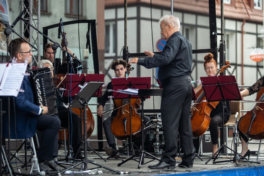 W Pucku zagrali dla ks. Jana Kaczkowskiego. Filharmonicy z Sopotu na Starym Rynku "W rytmie tanga" | ZDJĘCIA