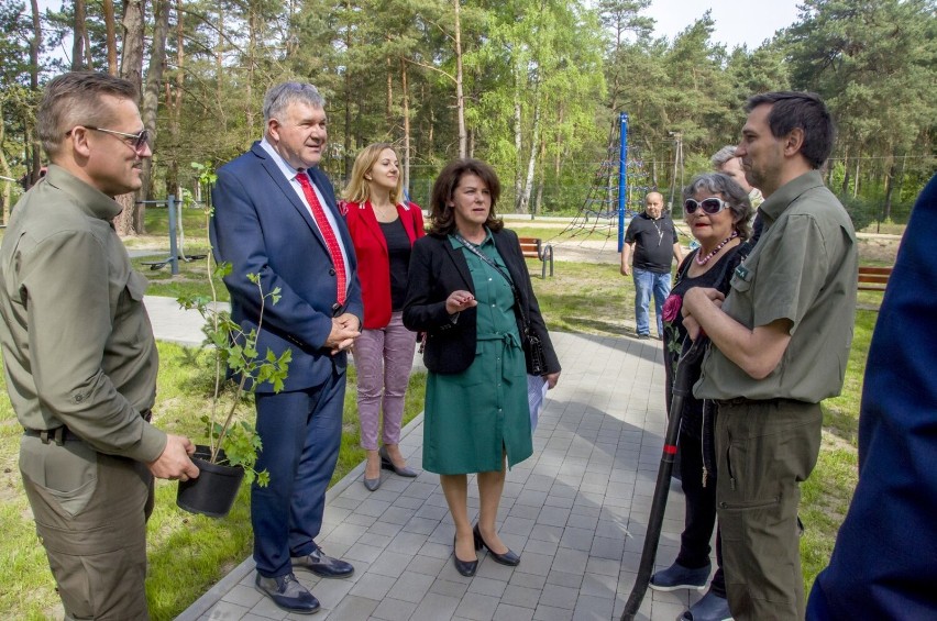 Otwarcie nowego placu zabaw w Borowie z symbolicznym posadzeniem drzewek ZDJĘCIA