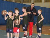 KRÓTKO: Andrzej Pluta założył stowarzyszenie i uczy dzieci koszykówki w Radzionkowie