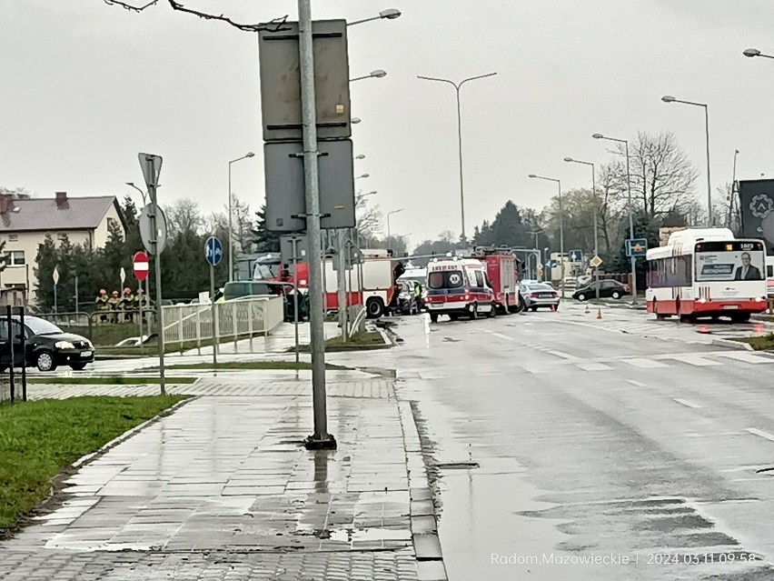Fatalny wypadek u zbiegu Wojska Polskiego i Lubelskiej w Radomiu. Jedno z aut niemal spadło z wiaduktu! Zobacz zdjęcia
