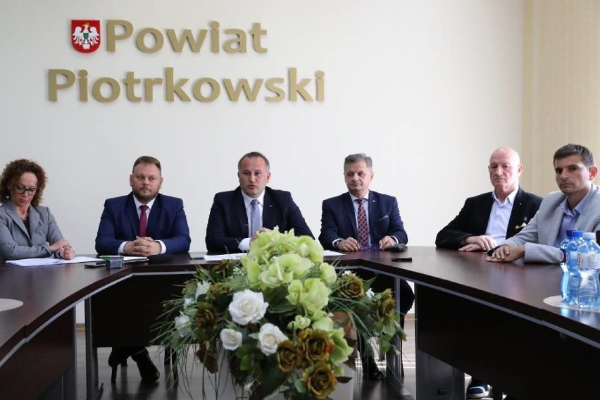 Starosta piotrkowski donosi do prokuratury na dyrektora NFZ...