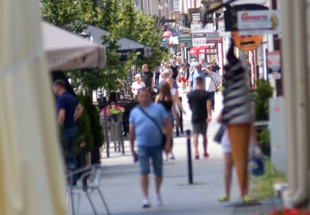 Ulica Żeromskiego. Od kilku lat główną ulice miasta zapełniają liczne restauracje, bary i kawiarnie. Jest to idealne miejsce do spotkań z przyjaciółmi. 

>