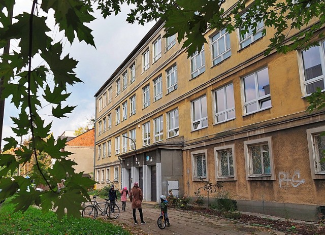 Autorzy "Apelu Ocalałych" domagają się utworzenia docelowej siedziby muzeum w gmachu po zlikwidowanym gimnazjum. Obecnie też jest tam szkoła, tyle że prywatna.