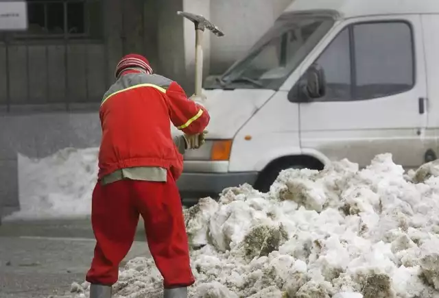 W Świdnicy więźniowie pomagają odśnieżać miasto