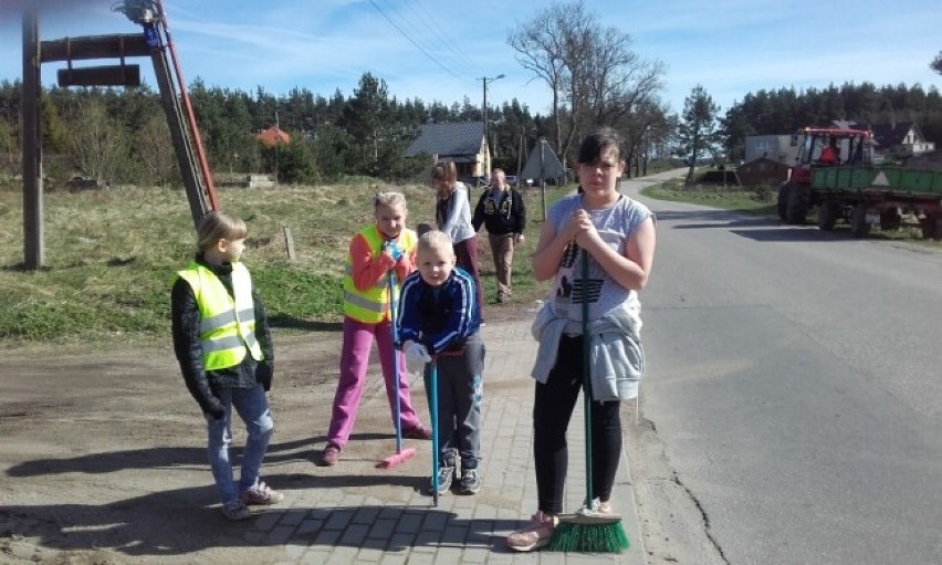Mieszkańcy sprzątają Domatówko, kwiecień 2017