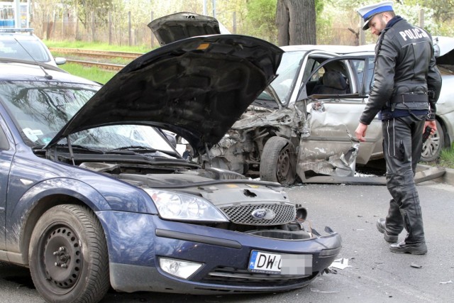 Pijacka jazda kończy się często tak. Jednak wielu kierowców zgłasza policji podejrzane przypadki. Niektórym, gdy podejrzany zatrzymuje się, udaje się wyjąć kluczyki ze stacyjki auta