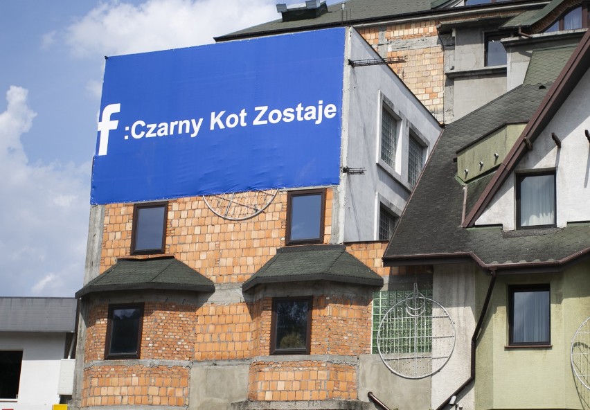 Czarny Kot, Warszawa. Na budynku pojawił się baner: Czarny Kot Zostaje. "Do 2042 roku" [ZDJĘCIA]