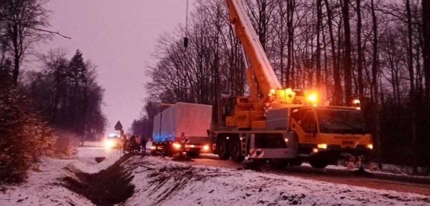 Zderzenie ciężarówki z audi, kierowca tira jechał za szybko (nowe zdjęcia, szczegóły)