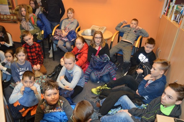 Młodzież z zimowiska w parafii NSJ z wizytą w Dzienniku Łódzkim