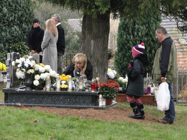 Na cmentarzu w Dziwiszowie k/ Jeleniej Góry było dzisiaj spokojnie cały dzień.