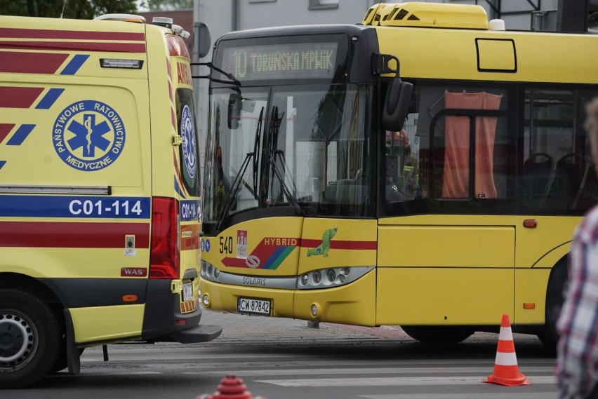 Kierowca autobusu MPK Włocławek źle się poczuł. Potrzebował pomocy medycznej [zdjęcia]