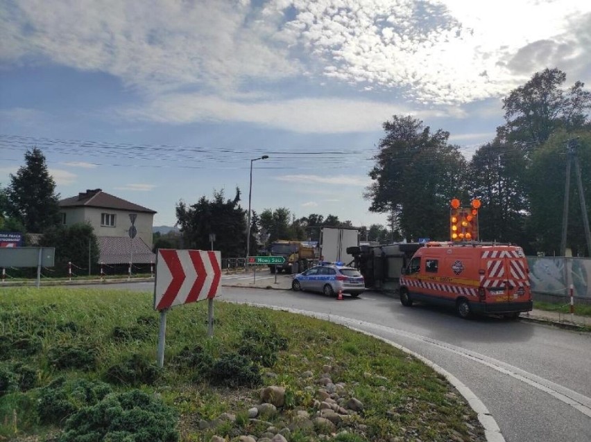 Rondo na DK75 w Jurkowie zostało zablokowane po przewróceniu...