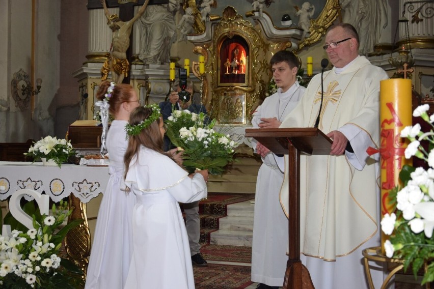 Rodzice i dzieci podziękowały księżom, katechetkom za...