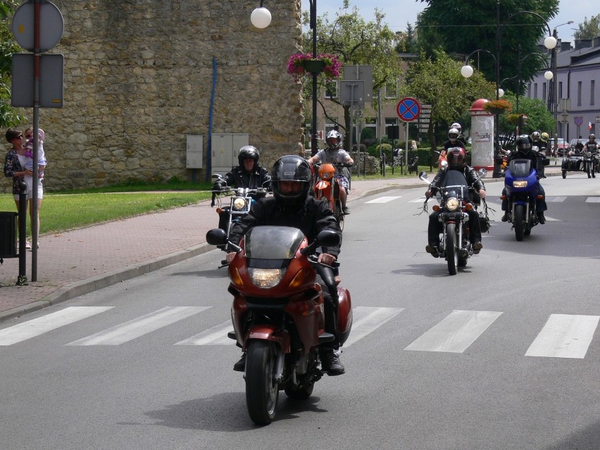 Zlot motocyklowy w Konopnicy 2016. Parada uczestników w Wieluniu [FOTO]