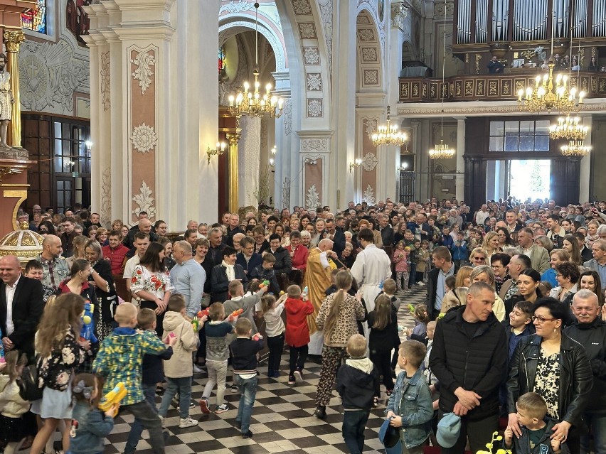 Wielkanoc w Opocznie 2024: Rezurekcja w kościele św. Bartłomieja i lany poniedziałek