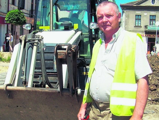 Tadeusz Kapusta, kierownik robót instalacyjno-budowlanych nadzoruje prace na rynku