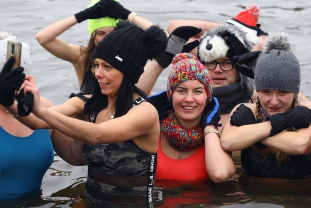 W niedzielę, 9.01.2022, wielkie charytatywne morsowanie w Rybakówce. Dla chorego na SMA Leonka będą się kąpać morsy z całego regionu. Na zdjęciach podobna akcja z 2021 roku - wtedy morsy pomagały małej Mai