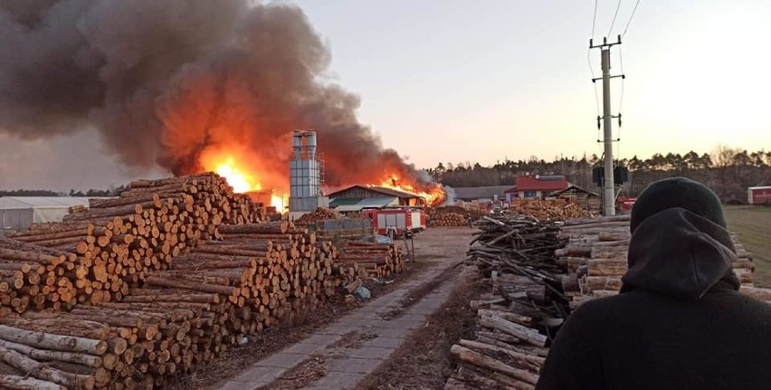 Pożar w Pokrzywniakach- straty szacuje się na 1,8 mln zł. Rodzina i znajomi apelują o pomoc[FOTO]