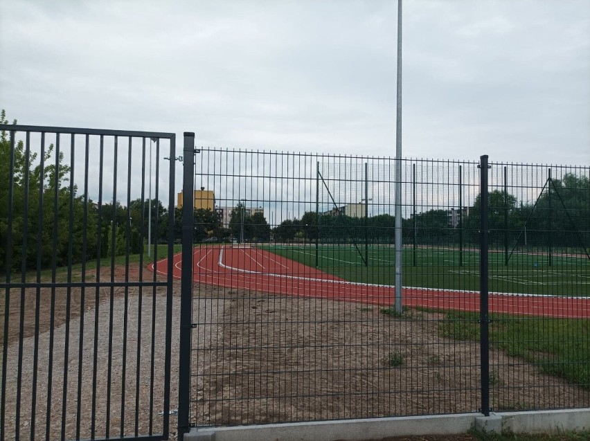 Boisko na Niebrowie w Tomaszowie już gotowe. Kiedy zostanie otwarte dla mieszkańców?