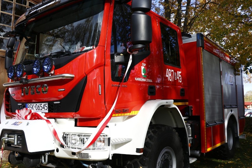 OSP w Kamiennej Starej otrzymał nowy wóz strażacki. Pojazd kosztował prawie milion złotych (ZDJĘCIA)