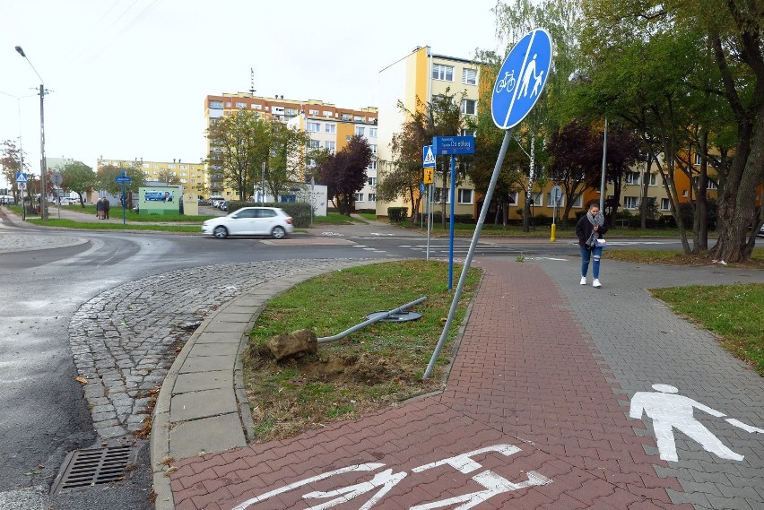 Wypadek na rondzie Agnieszki Osieckiej w Piotrkowie. Motocyklista - kursant nauki jazdy potrącony przez vw lupo