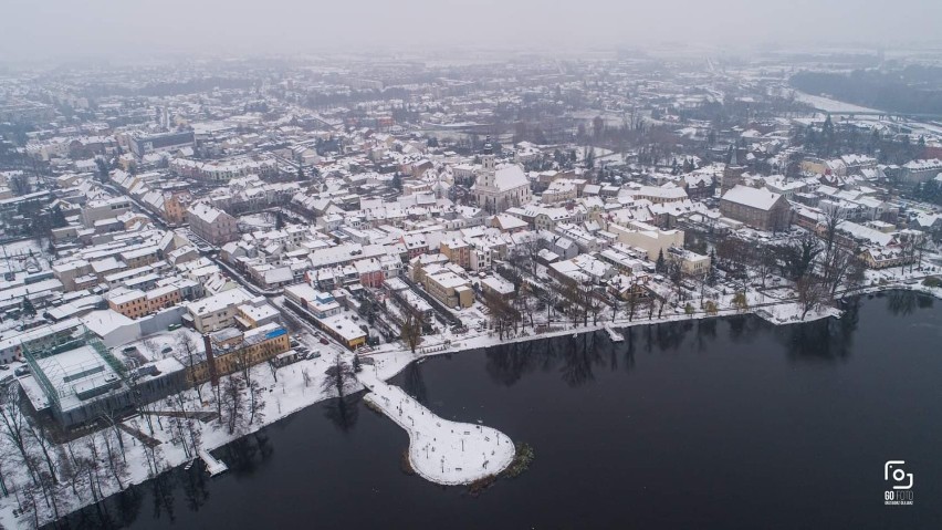 Ośnieżony Wolsztyn wygląda pięknie! Grzegorz Olejarz wykonał zdjęcia z lotu ptaka