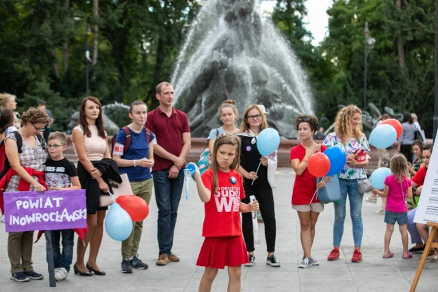 W środę o godz. 17 na Placu Wolności w Bydgoszczy odbył się happening Szlachetnej Paczki. Wolontariusze zatańczyli poloneza przy Fontannie Potop i Ławeczce profesora Mackiewicza, a przy okazji namawiali przechodniów, by do nich dołączyli. Zobaczcie naszą fotorelację. 


Zobacz wideo. Jak napisać dobre CV? 

