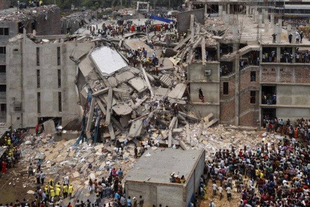 Ośmiopiętrowy budynek, znany jako Rana Plaza, stał nieopodal miejscowości Dhaka w Bangladeszu. Poza sklepami i bankiem mieściły się tu liczne fabryki odzieży, w których miejscowe szwaczki szyły ubrania dla znanych światowych marek takich, jak Prada, Benetton, Versace, Gucci, Primark czy Walmart. W 2013 r., po jednej z największych katastrof budowlanych w historii, w ruinach budynku znaleziono również metki polskiej spółki LPP, właściciela marek takich, jak Reserved, Cropp, House, Sinsay czy Mohito.

Licencja zdjęcia: https://creativecommons.org/licenses/by-sa/2.0/